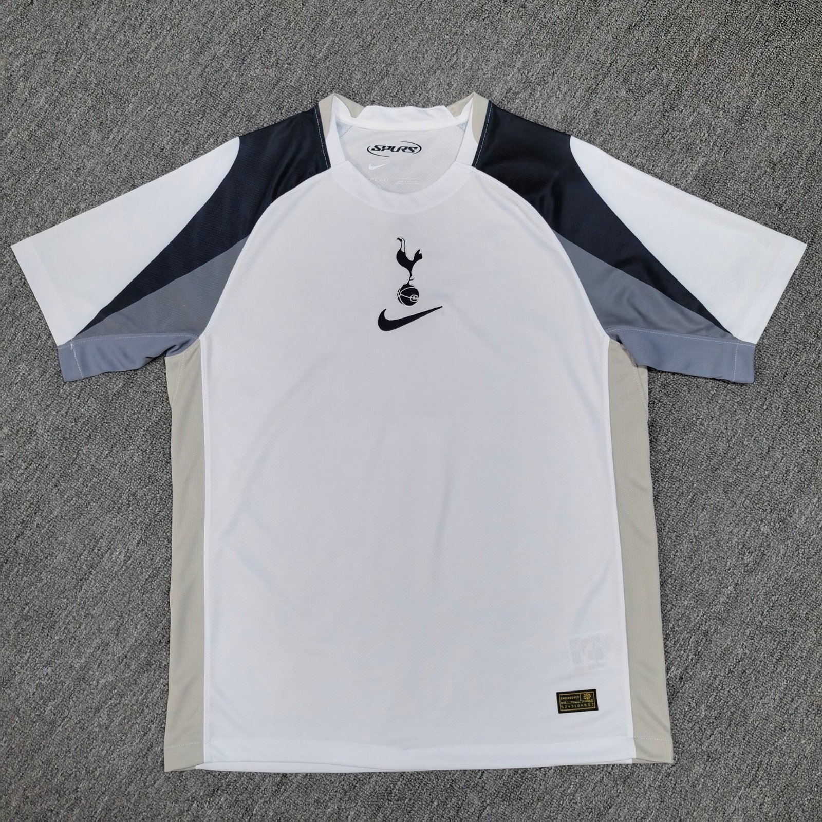 25 26 Tottenham Hotspur home jersey